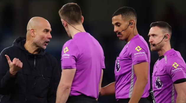 Khiến Pep nổi nóng, trọng tài tân binh EPL bị gạch tên