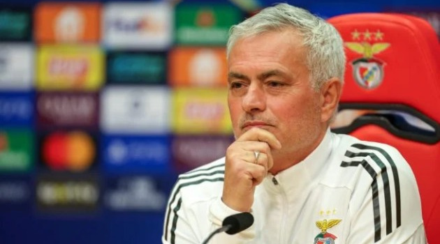 Mourinho gạt phăng câu hỏi về bê bối Negreira của Barca