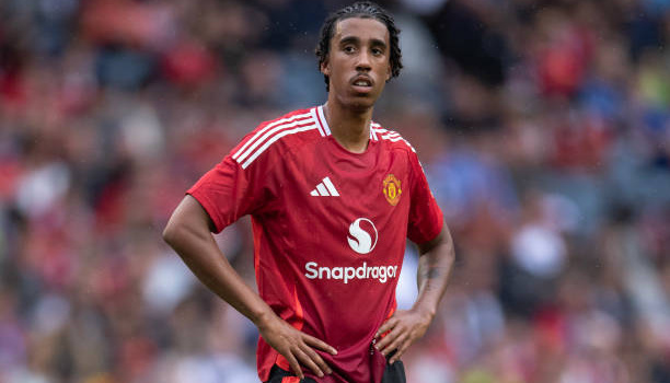 Bước lùi cần thiết cho Leny Yoro dưới thời Carrick