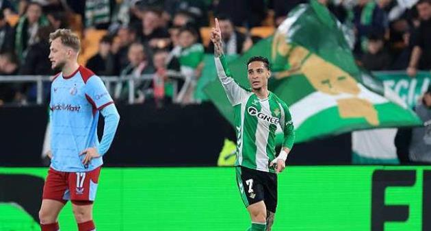 Antony cứa lòng điệu nghệ, tiễn thầy trò Van Persie rời Europa League