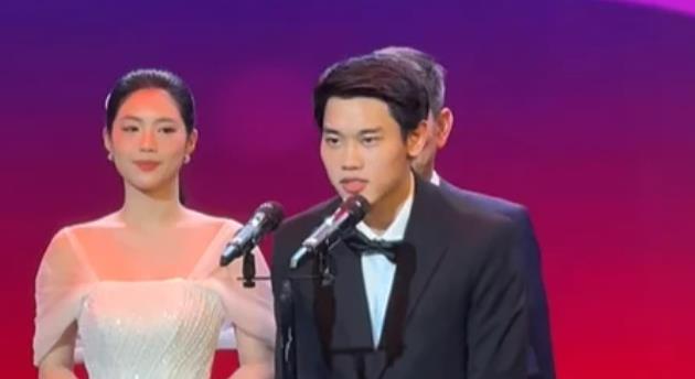 Đình Bắc gây sốt khi chung khung hình Á hậu Châu Anh