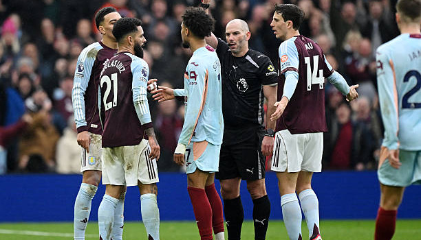 Thua sốc Brentford, Aston Villa mất cơ hội bám đuổi Arsenal