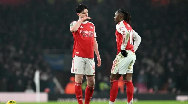 Neville khen Chelsea dùng chiêu lạ khóa bài tủ của Arsenal