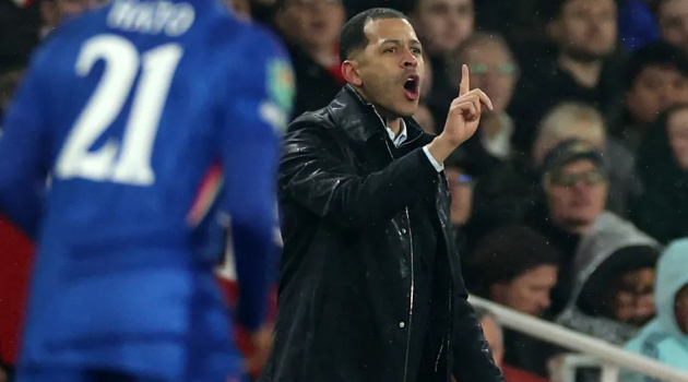 Máy quay bắt trọn cảnh Rosenior mắng ban huấn luyện Arsenal