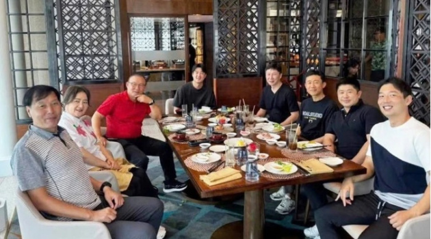 HLV Park Hang Seo hội ngộ thân tình với HLV Kim Sang Sik