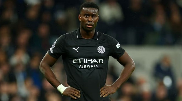 Vì sao Guehi bị cấm đá trận Man City gặp Newcastle?