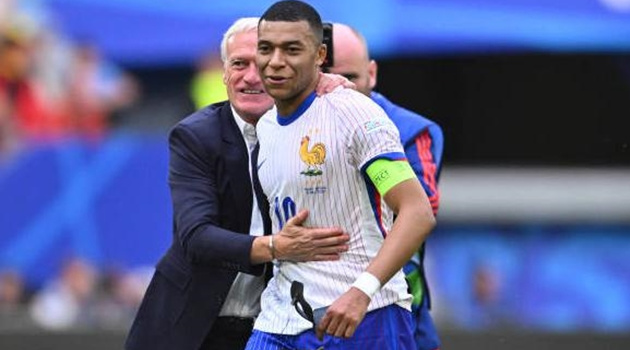 Deschamps bảo vệ Mbappe trước chỉ trích lười chạy tại Real