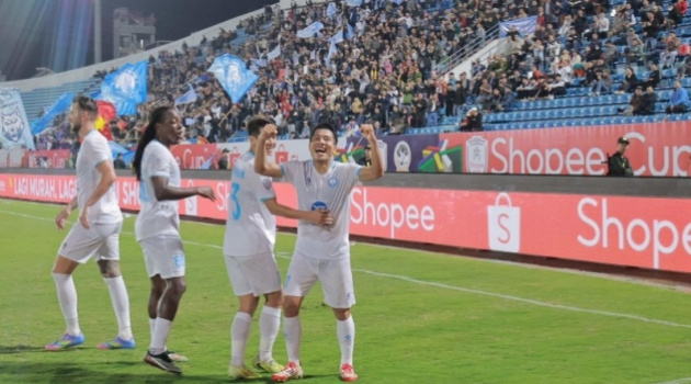 Nam Định nhất bảng, fan Đông Nam Á thán phục