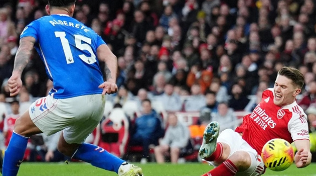 Gyokeres và cú ngã hoàn hảo đưa Arsenal tiến gần ngôi vương