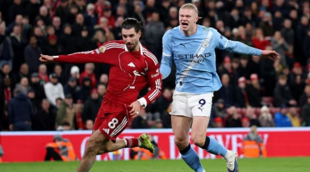 Neville gọi VAR là kẻ phá đám sau trận Liverpool thua Man City