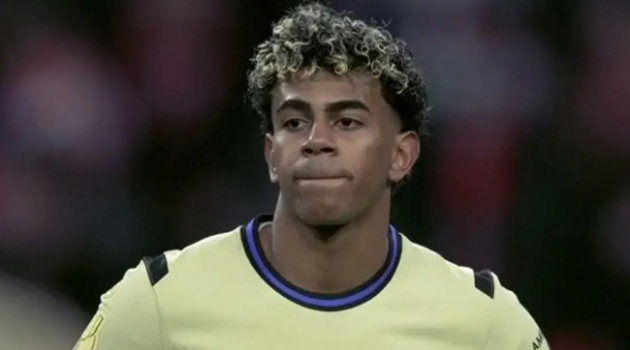 Lamine Yamal đứng sững sờ khi Alvarez sút tung lưới Barca