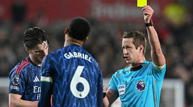 HLV Brentford bức xúc khi Gabriel không bị đuổi