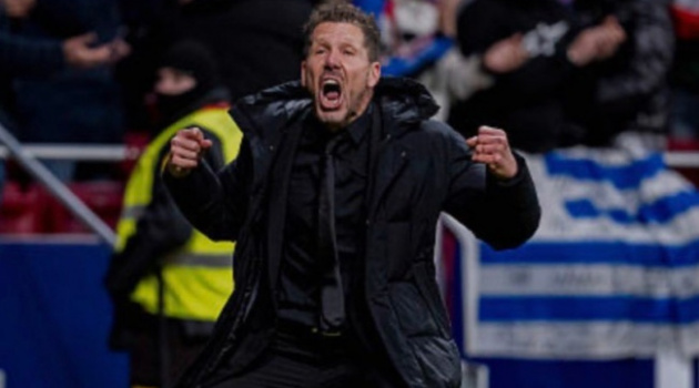 Simeone giơ 3 ngón tay mỉa mai Yamal khi Barca vỡ trận