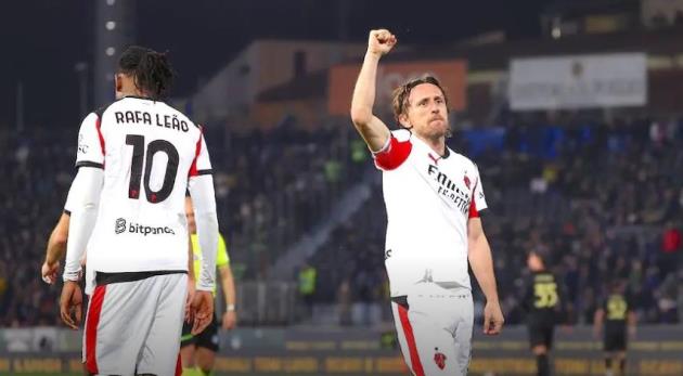 Hỏng penalty và mất người, Milan vẫn thắng Pisa nhờ Modric