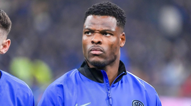 Tại sao Liverpool không nên mở két vì Denzel Dumfries?