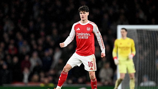 Norgaard chạy nước rút báo tin Ben White chấn thương