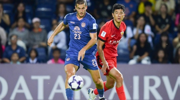 Buriram United thắng Shanghai Shenhua 2-0 trong thế hơn người