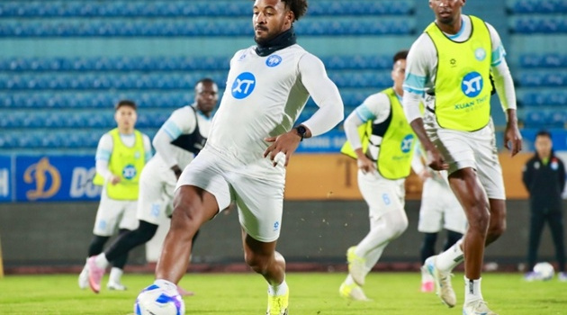 Xuân Son nhận lì xì, Nam Định rèn quân đấu Viettel