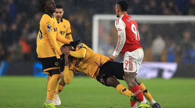 Bóng ma Birmingham 2008 đe dọa ngôi vương Arsenal