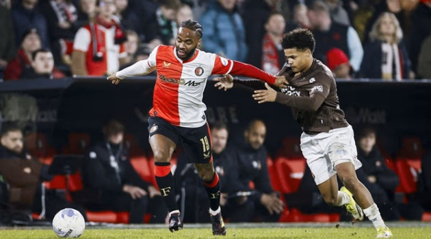 Truyền thông Hà Lan chê Sterling mờ nhạt ngày ra mắt