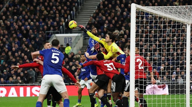Van der Sar khen Lammens khắc chế chiến thuật của Everton