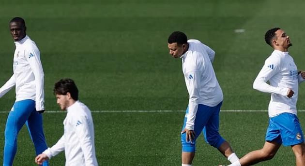 Chơi bóng với một chân, Mbappe đối mặt chấn thương nặng tại Real