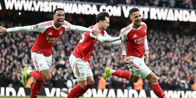 Phạt góc là hơi thở giúp Arsenal chạm tay vào ngôi vương