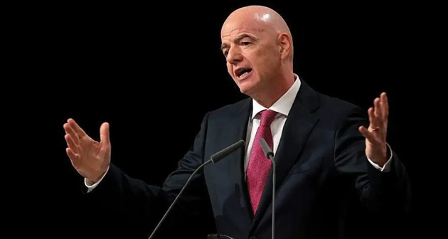 Chủ tịch FIFA đề xuất thẻ đỏ nếu cầu thủ che miệng tranh cãi