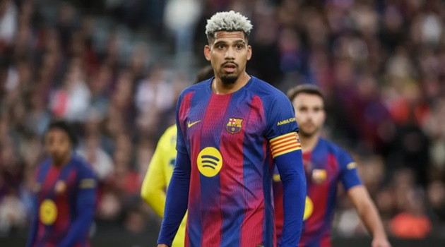 HLV Flick úp mở khả năng để Araujo đá chính trước Atletico