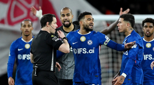 Sự non nớt và thẻ đỏ đang nhấn chìm Chelsea của Rosenior