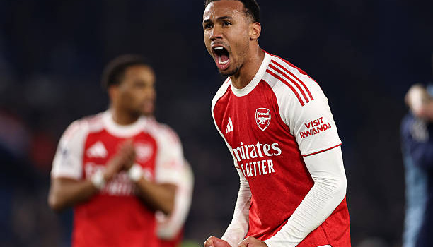 Magalhaes hóa quái thú, CĐV Arsenal phát cuồng