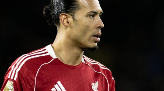 Micah Richards ngạc nhiên khi Van Dijk dễ dàng bị húc văng