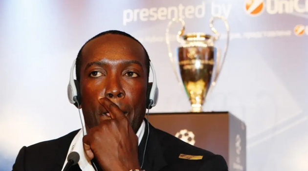 Huyền thoại MU mất ghế HLV vì từ chối giảm lương