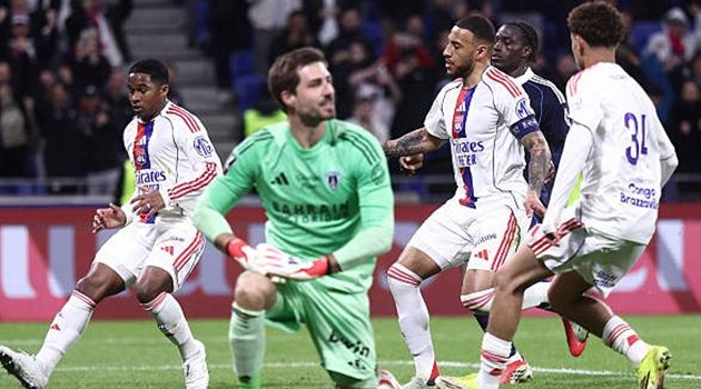 Quả phạt đền muộn giúp Lyon giữ lại 1 điểm trước Paris FC