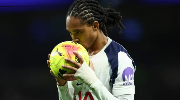 Juventus nhắm Djed Spence của Tottenham, giá 30 triệu euro