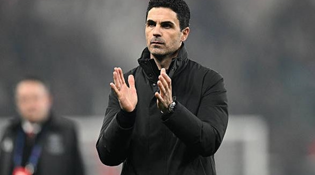 Arteta đáp trả chỉ trích về lối đá của Arsenal