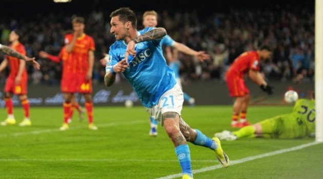 Matteo Politano rực sáng giúp Napoli giành 3 điểm trước Lecce