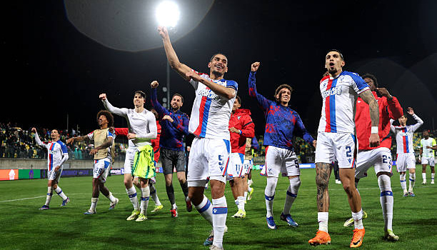 Phía sau tấm vé châu Âu là sự bế tắc của Nottingham và Palace