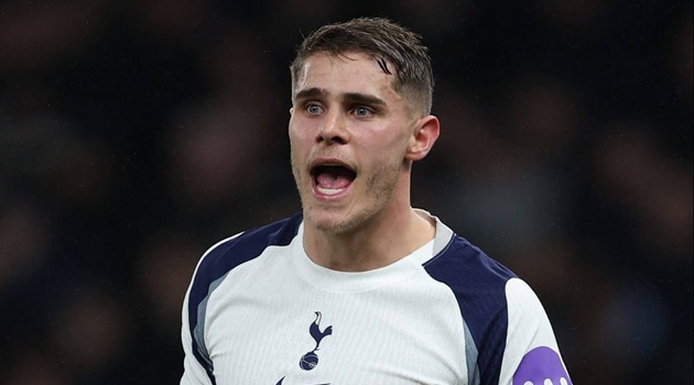 Van de Ven đá cánh trái là chìa khóa trụ hạng cho Spurs