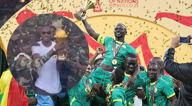 Bị tước chức vô địch, Senegal mang cúp vào căn cứ quân sự