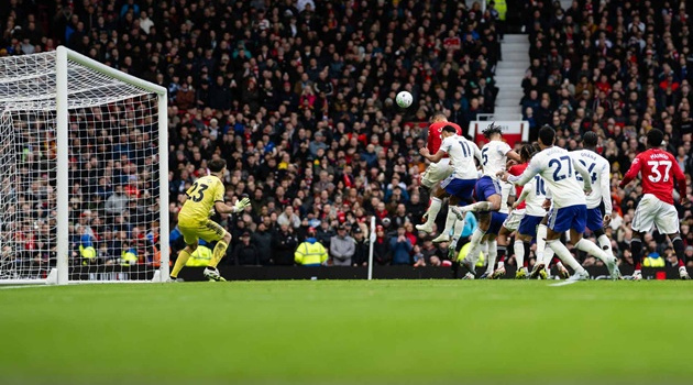 Carrick chỉ tên người giúp MU thống trị bóng chết