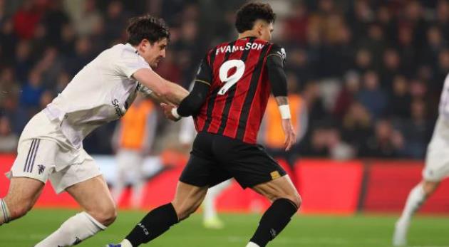 Carrick 'nổi điên' vì Man Utd bị cướp phạt đền trước Bournemouth