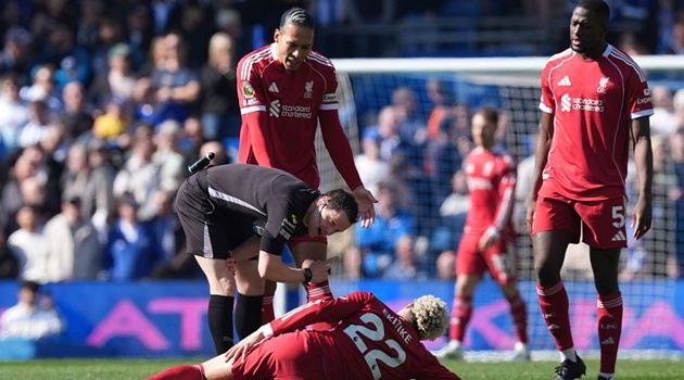 Liverpool mất Hugo Ekitike ngay đầu trận gặp Brighton