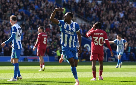 Welbeck lập cú đúp, Brighton khiến Liverpool ôm hận ở Ngoại hạng Anh