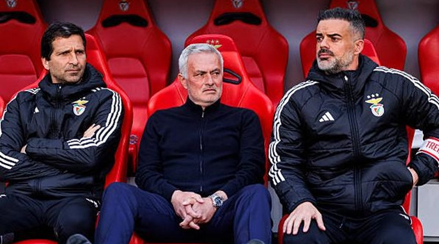 Mourinho khóc nức nở trong ngày tiễn biệt người bạn tri kỷ