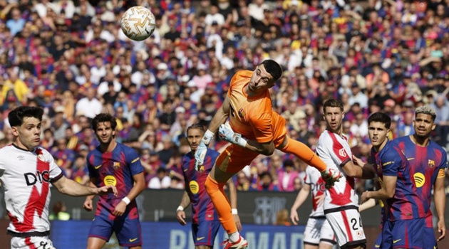 Joan Garcia hóa bức tường thép giúp Barca xây chắc ngôi đầu
