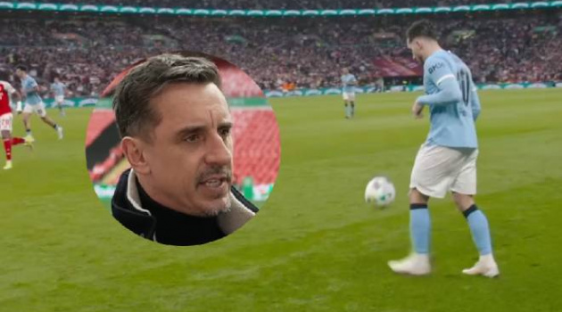 Neville chê Cherki kiêu ngạo vì pha tâng bóng trước Arsenal
