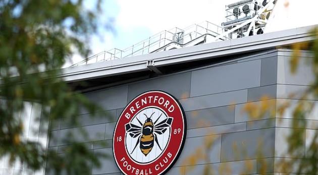 Hai sao Brentford đổ máu khi lao vào cứu người bị hành hung