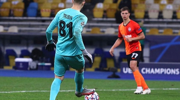 Giải mã luật chuyền về và những bàn thua khó tin sát vạch vôi