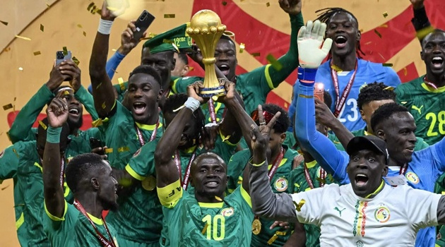 Thách thức CAF, Senegal mang cúp AFCON đến Paris diễu hành